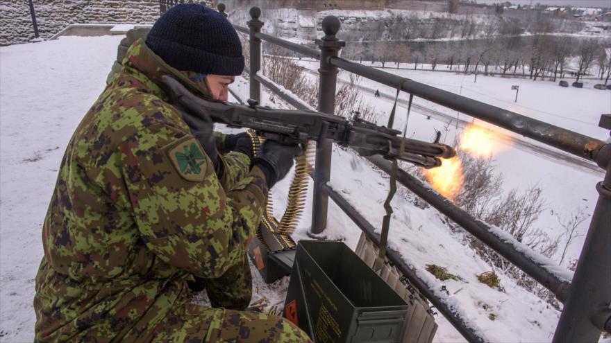 Un soldado voluntario de Estonia en un ejercicio militar en la localidad de Narva, 14 de enero de 2017.