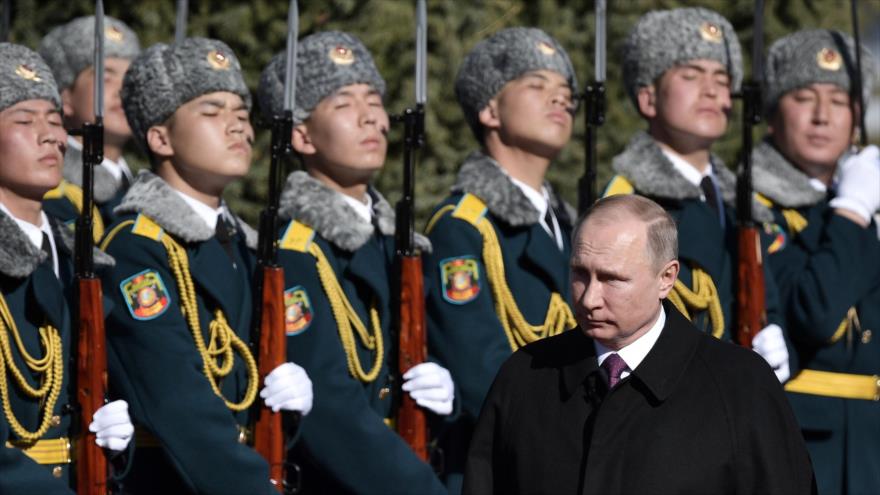 El presidente ruso, Vladimir Putin, pasa revista a los guardias de honor durante una ceremonia de bienvenida en la residencia estatal Ala-Archa, en Bishkek, 28 de febrero de 2017.