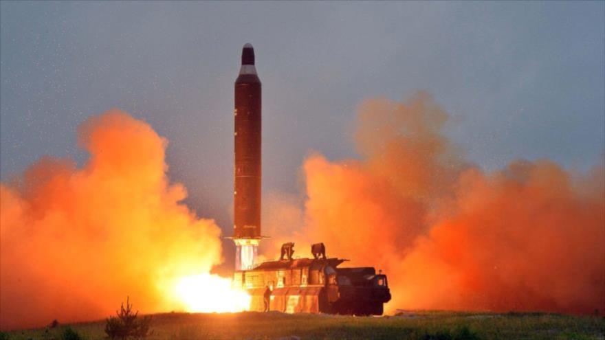 Una foto difundida por la agencia estatal de noticias de Corea del Norte (KCNA), muestra el lanzamiento de un misil balístico modelo Musudan por Pyongyang, el 23 de junio de 2016.