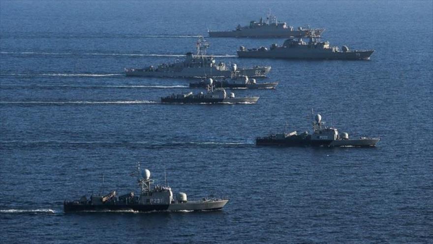 Buques iraníes durante los ejercicios navales denominados Velayat 95.