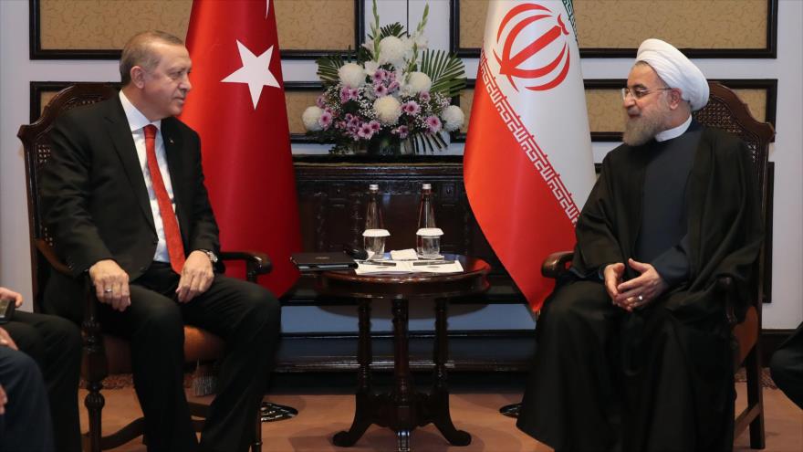 El presidente de Irán, Hasan Rohani (dcha.), se reúne con su homólogo turco, Recep Tayyip Erdogan, en Islamabad (capital paquistaní), 1 de marzo de 2017.