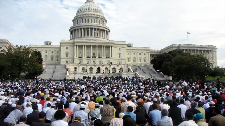 Grupo de musulmanes orando frente al Capitolio de EE.UU.