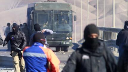 Trabajadores de mina La Escondida chocan con Policía en Chile