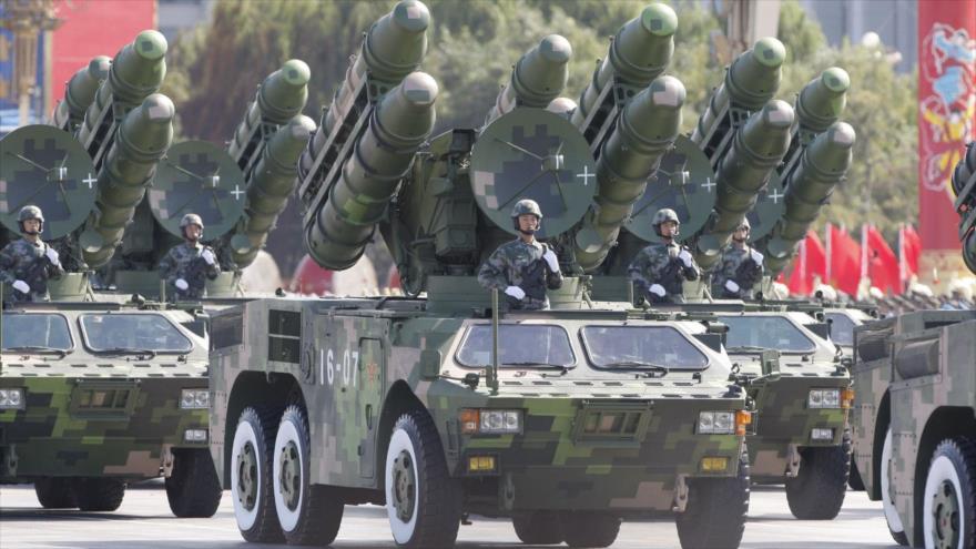 Sistemas de misiles antiaéreos presentados en el desfile militar del 60º aniversario del Día Nacional de China.