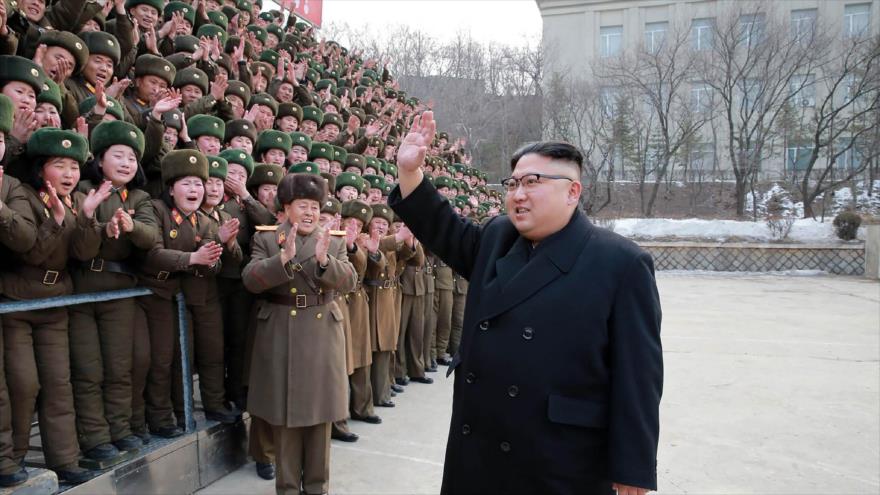 Foto, publicada el 1 de marzo de 2017 por la agencia oficial de noticias de Corea del Norte (KCNA), muestra el líder norcoreano, Kim Jong-un, saludando mientras inspecciona la sede de Gran Unidad Combinada 966 del Ejército Popular de Corea.
