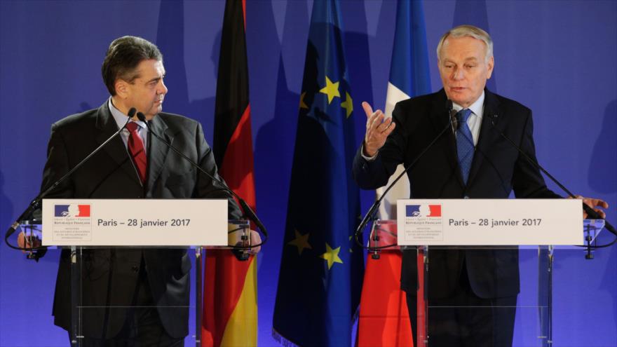 Los ministros de Exteriores de Francia y Alemania, Jean-Marc Ayrault (dcha.) y Sigmar Gabriel, respectivamente, durante una rueda de prensa conjunta en París, capital gala, 28 de enero de 2017.