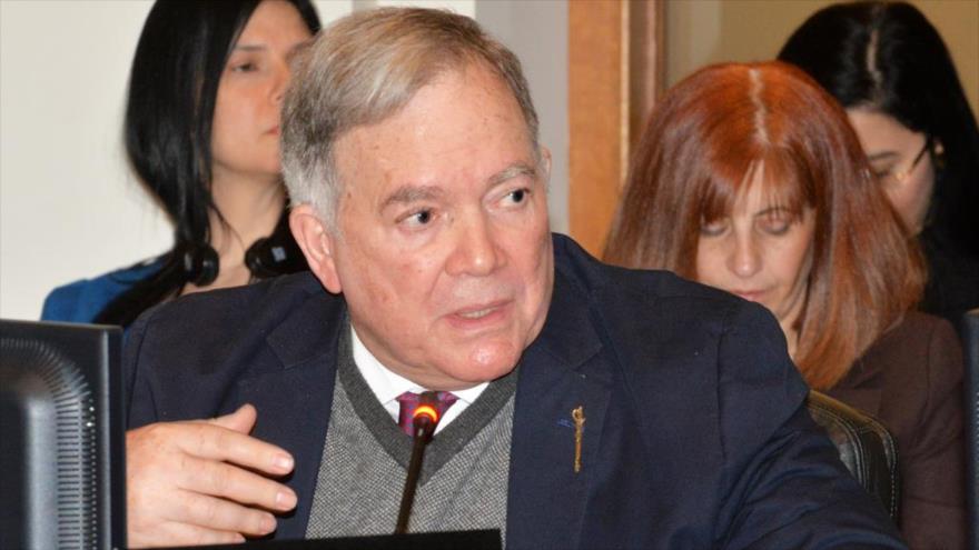 El representante de Venezuela ante la Organización de Estados Americanos (OEA), Roy Chaderton Matos, durante una reunión del organismo, 27 de febrero de 2015. 