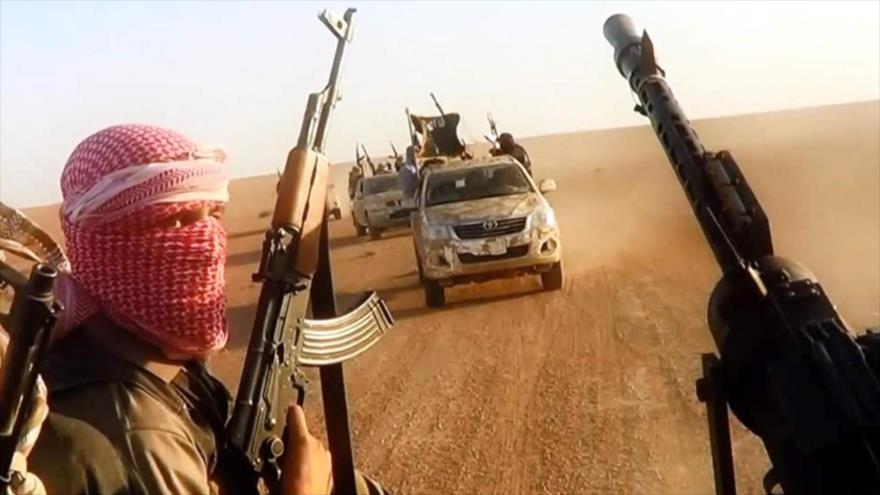 Los terroristas de EIIL (Daesh, en árabe) en una zona desértica del territorio que controlan.