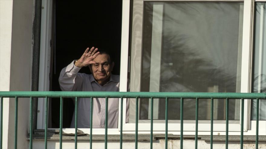 Hosni Mubarak, expresidente derrocado de Egipto, saluda a sus partidarios desde el hospital militar Maadi de El Cairo (capital egipcia), 6 de octubre de 2016.