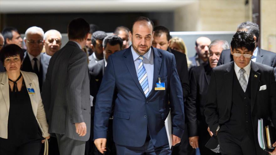 El líder del Alto Comité de Negociación (HNC), Nasr al-Hariri (centro) llega a la sede de las Naciones Unidas en Ginebra, Suiza, para participar en los diálogos intrasirios de paz, 1 de marzo de 2017.