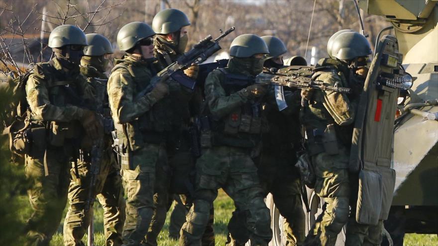 Soldados rusos junto a un vehículo blindado en la aldea de Belbek, en Crimea.
