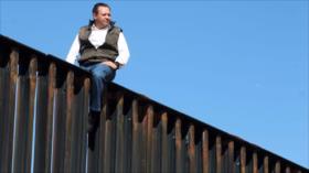 Diputado mexicano trepa valla con EEUU en protesta contra Trump
