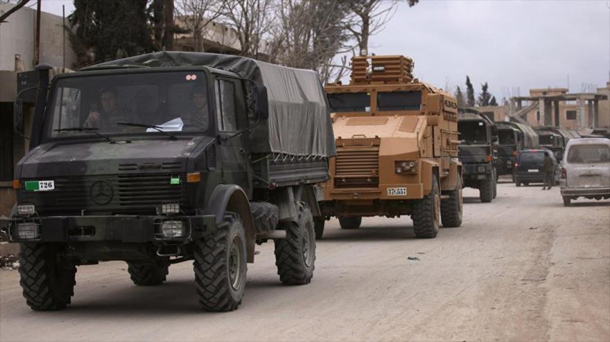 Vehículos militares del Ejército turco se dirigen desde la ciudad siria de Al-Rai hacia Al-Bab.