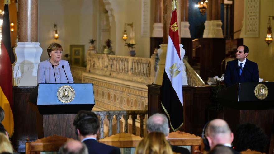 El presidente egipcio, Abdel Fatah al-Sisi (dcha.), y la canciller de Alemania, Angela Merkel, durante una rueda de prensa conjunta en El Cairo, capital egipcia, 2 de marzo de 2017.