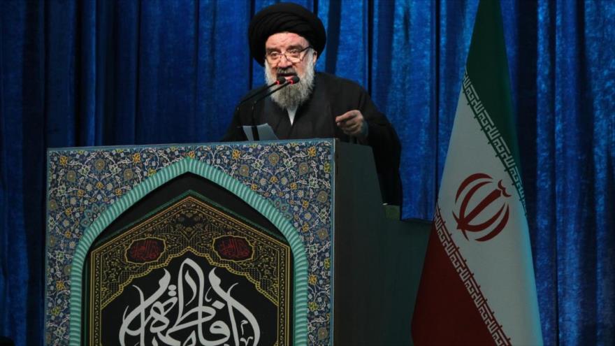 El ayatolá Seyed Ahmad Jatami, ofrece su discurso en el sermón del rezo del viernes en Teherán, capital de Irán, 3 de marzo de 2017.