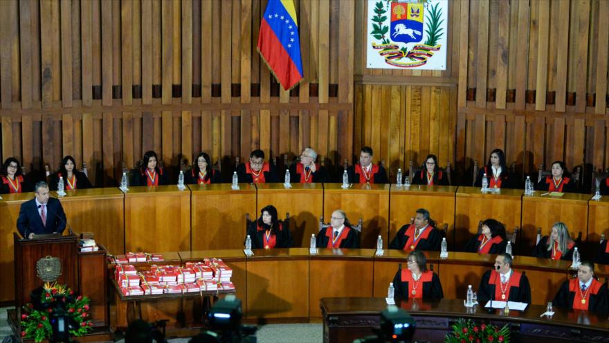 El vicepresidente de Venezuela, Tarek El Aissami, expone el balance de su gestión ante los magistrados del Tribunal Supremo de Justicia (TSJ), 3 de febrero de 2017.