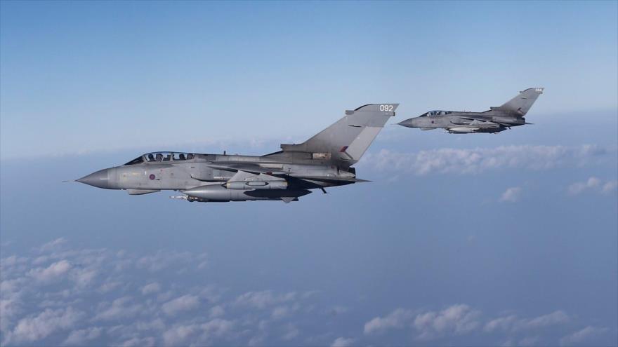 Dos cazas tipo Tornado del Reino Unido atacan blancos de EIIL en Siria.