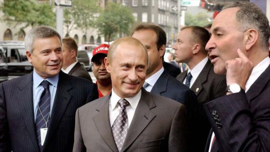 El presidente de Rusia, Vladimir Putin (centro), junto con el senador demócrata Chuck Schumer, en Nueva York (noreste de EE.UU.), 26 de septiembre de 2003. La foto publicada por Trump es de esta misma visita.