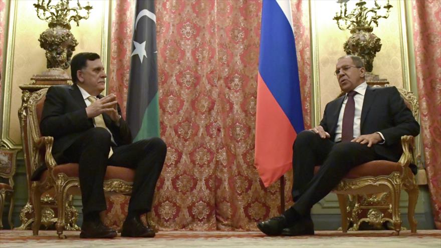 El canciller ruso, Serguei Lavrov, durante su reunión con el primer ministro libio, Fayez al-Sarraj, en Moscú (capital de Rusia), 2 de marzo de 2017.