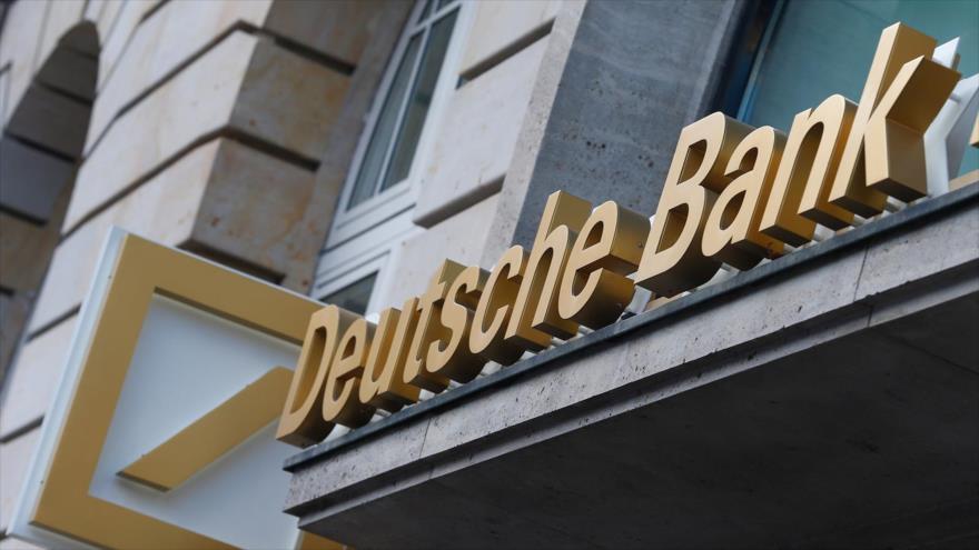 Fachada del banco alemán Deutsche Bank, uno de los bancos europeos que han sido multados por invertir en Irán.