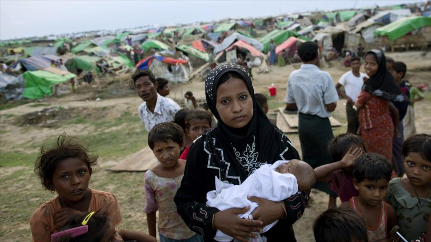 Desplazados internos de la minoría musulmana rohingya en un campamento para la etnia en Sittwe, Myanmar.