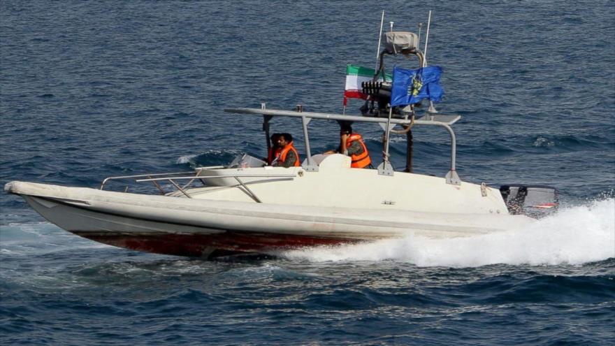 Barco de la Fuerza Naval iraní patrulla en el Golfo Pérsico.