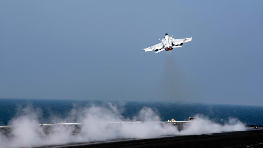 Avión de combate estadounidense F/A-18E despega del portaviones USS Dwight D. Eisenhower (CVN 69) que opera en el Golfo Pérsico en el marco de la llamada coalición anti-EIIL, 20 de octubre de 2016.