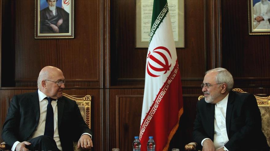 El canciller iraní, Mohamad Yavad Zarif (dcha.), durante una reunión con el ministro galo de Economía, Michel Sapin, en Teherán (capital de Irán), 4 de marzo de 2017.