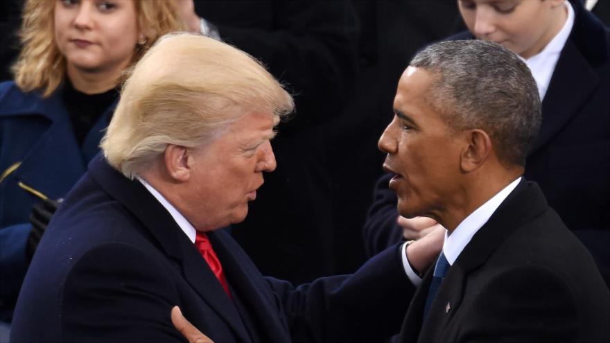El presidente de EE.UU., Donald Trump saluda a su predecesor en el cargo, Barack Obama, en la toma de investidura del magnate neoyorquino en Washington DC., 20 de enero de 2017.
