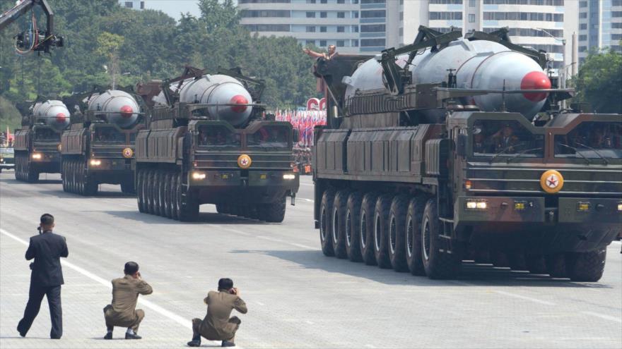Sistemas de misiles balísticos KN-08 se movilizan en un desfile militar en Pyongyang (Corea del Norte), julio de 2013.