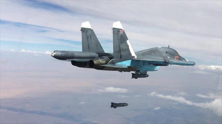 Avión de combate ruso Su-34 modelo Fullback realiza bombardeos tácticos contra posiciones de la banda terrorista de Daesh en Siria, 12 de octubre de 2015.