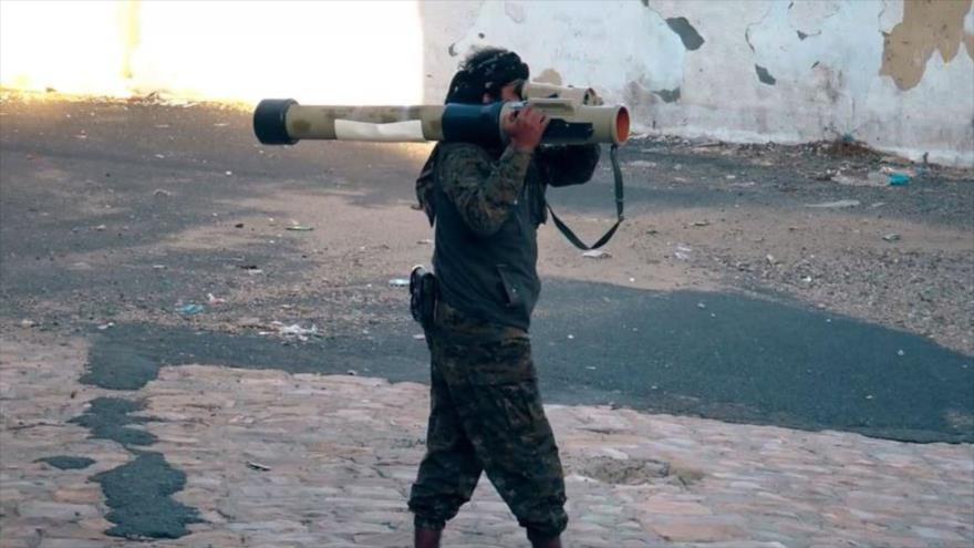 Un miembro del grupo terrorista Ansar al-Sharia, afiliado a Al-Qaeda en Yemen, con un lanzador de cohetes RPG-32.