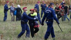 Policías húngaros golpean a los refugiados para… ¡tomar selfies!