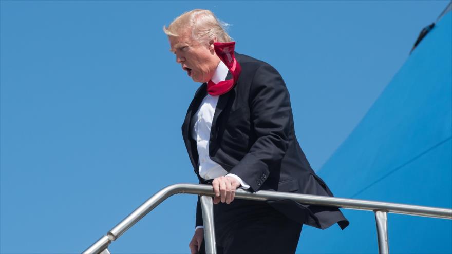 El presidente de Estados Unidos, Donald Trump, se dispone a apearse de su avión oficial en Orlando (Florida, en el sudeste de EE.UU.), 3 de marzo de 2017.