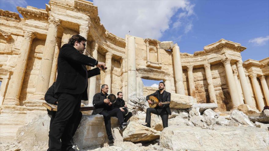 Músicos sirios cantan y celebran liberación de Palmira de Daesh