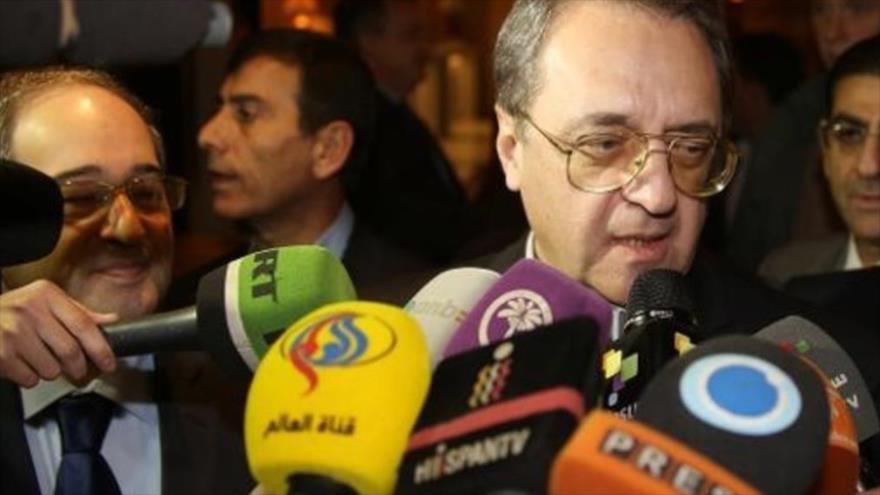 El vicecanciller de Rusia, Mijail Bogdanov, habla con periodistas, durante una visita a Damasco, capital siria.