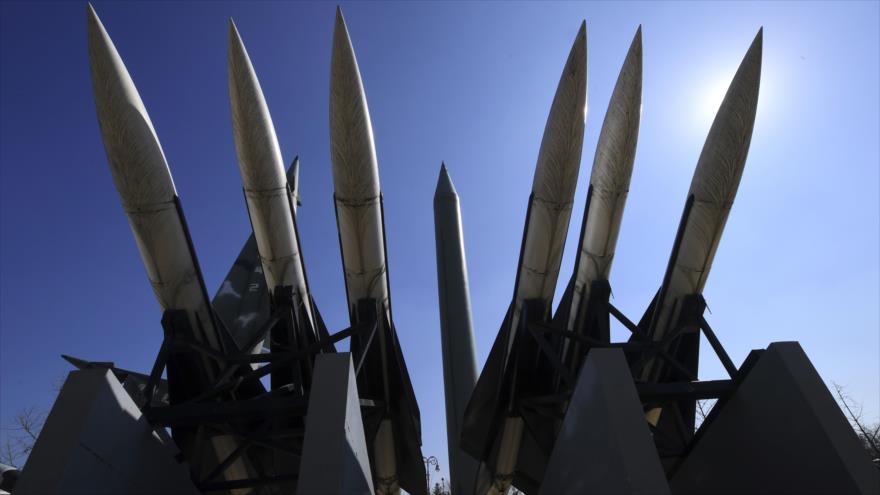 Réplicas de un misil norcoreano módelo Scud-B (centro) y misiles surcoreanos Hawk, exhibidos en el memorial de la guerra de Corea en Seúl (capital de Corea del Sur), 6 de marzo de 2017.