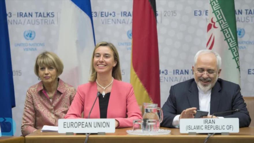 La jefa de la Diplomacia de la Unión Europea (UE), Federica Mogherini (izqda.), y el canciller iraní, Mohamad Yavad Zarif, antes de anunciar que se alcanzó un acuerdo sobre la energía nuclear de Irán, 14 de julio de 2015.