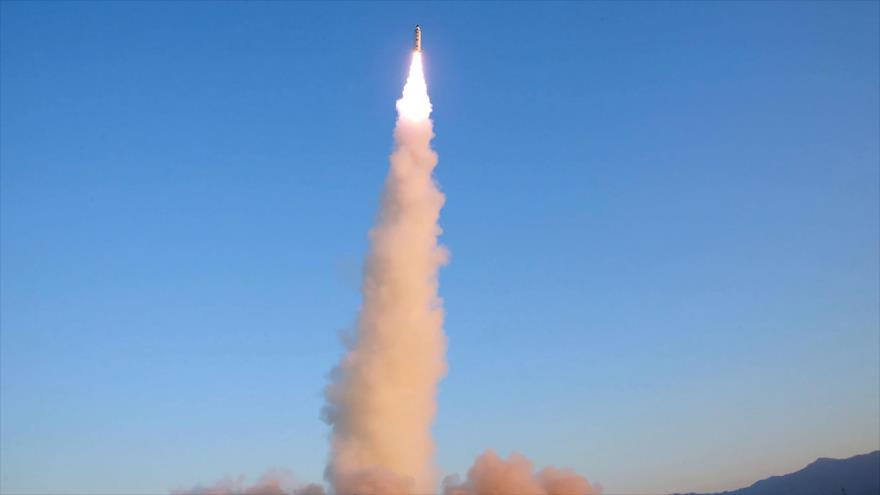 Misil estratégico de medio-largo alcance Pukguksong-2 lanzado por Corea del Norte, 12 de febrero 2017.