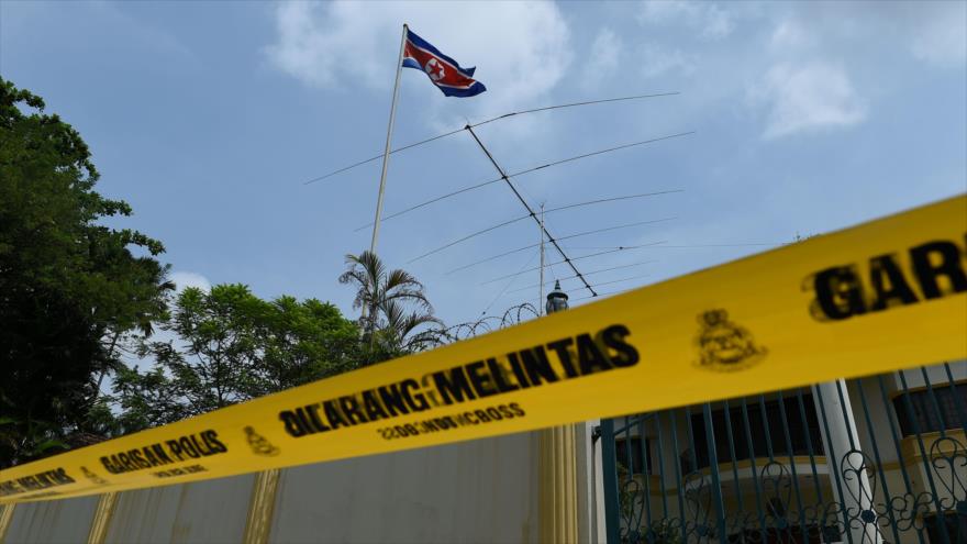Policía de Malasia sitia la sede de la embajada de Corea del Norte en Kuala Lumpur, la capital, 7 de marzo de 2017.