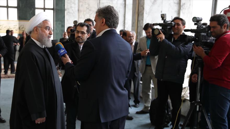 El presidente de Irán, Hasan Rohani, responde a las preguntas de periodistas en Teherán, capital persa, 7 de marzo de 2017.
