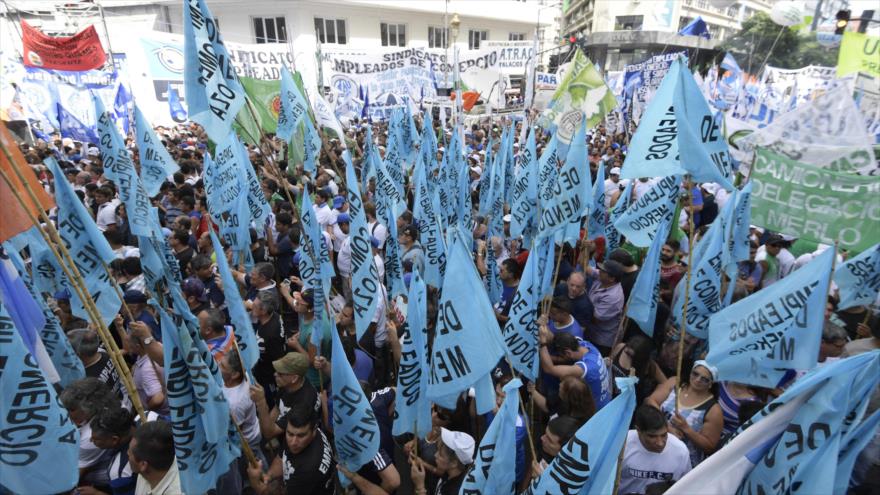 Miles de personas se manifiestan contra la política económica del Gobierno del presidente argentino, Mauricio Macri, Buenos Aires, 7 de marzo de 2017.