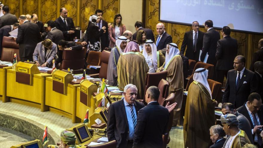 El ministro de Relaciones Exteriores de Palestina, Riad al-Maliki (centro-izqda), asiste a una reunión de cancilleres de los países miembros de la Liga Árabe (LA), en la capital egipcia, El Cairo, 7 de marzo de 2017.
