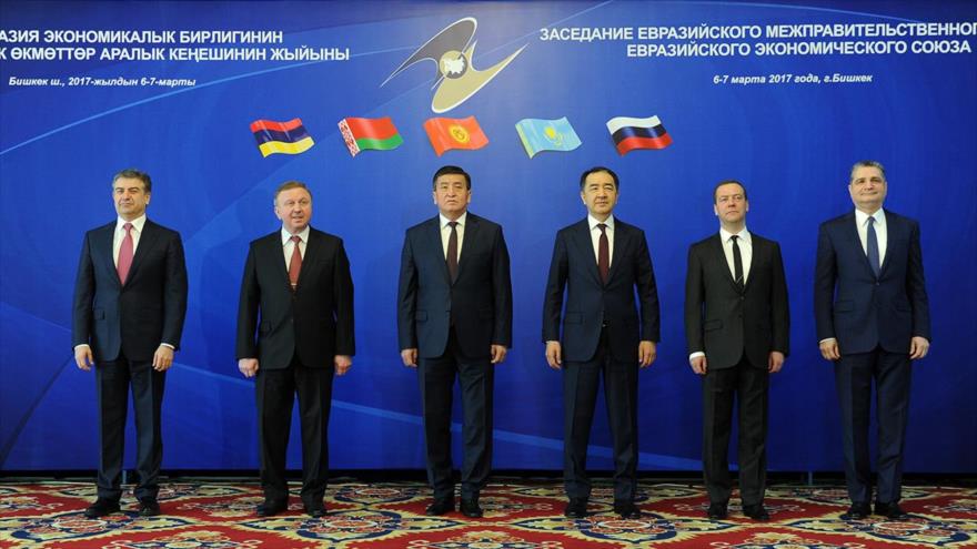 De izquierda a derecha: el primer ministro de Armenia, Karen Karapetyan; el primer ministro de Bielorrusia, Andrei Kobyakov; el primer ministro de Kirguistán, Sooronbay Jeenbekov; el primer ministro de Kazajistán, Bakytzhan Sagintayev; el primer ministro de Rusia, Dmitry Medvedev, y el presidente de la Junta de la Unión Económica Euroasiática (UEEA), Tigran Sargsyan, 7 de marzo de 2017.