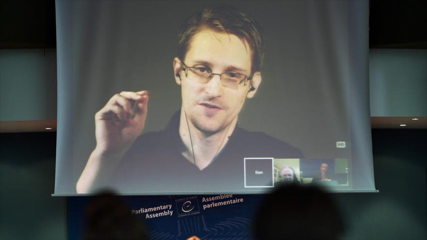 Edward Snowden, exagente de la Inteligencia estadounidense, ofrece desde la capital rusa, Moscú, una videoconferencia en el evento "Esperando a Snowden" en Oslo, capital de Noruega, 18 de noviembre de 2016.