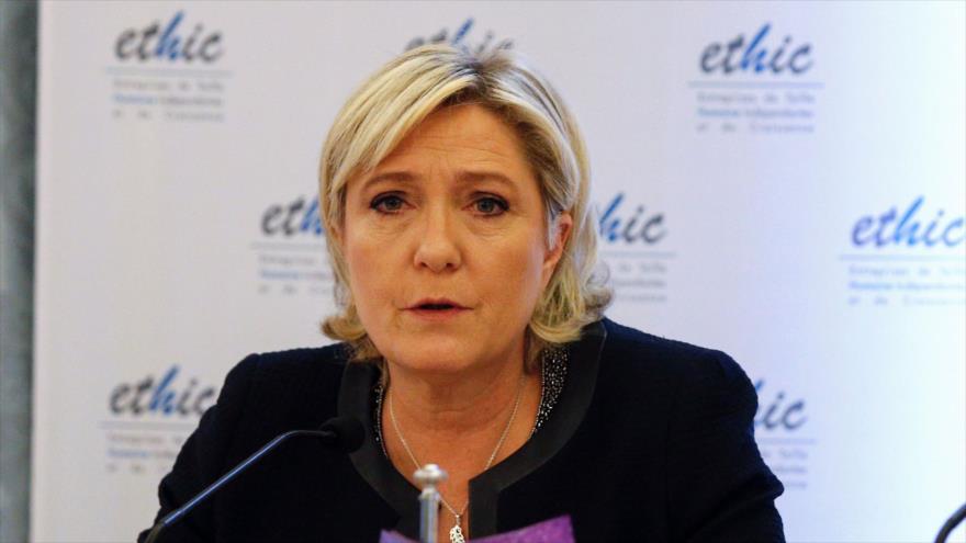 La candidata del partido francés de extrema derecha (FN), Marine Le Pen, habla durante los debates organizados por la entidad patronal ETHIC para las próximas elecciones presidenciales en París, capital, 7 de marzo de 2017.