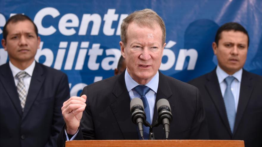 El secretario de Estado adjunto de EE.UU. para Narcóticos y Seguridad, William Brownfield, durante una conferencia de prensa con el Presidente de Guatemala, Jimmy Morales (fuera de marco), en la Ciudad de Guatemala, 6 de marzo de 2017.