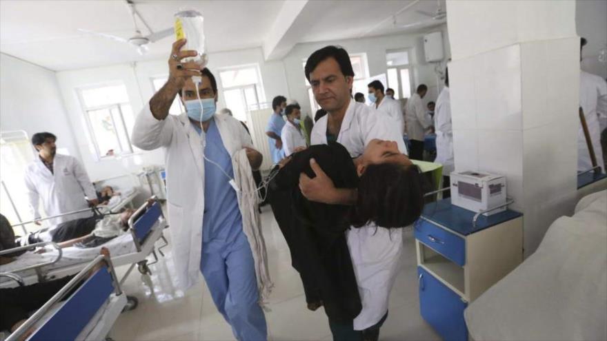 Estudiantes afganas reciben tratamiento en un hospital local tras ser ingresadas con síntomas de envenenamiento en Herat, oeste de Afganistán.