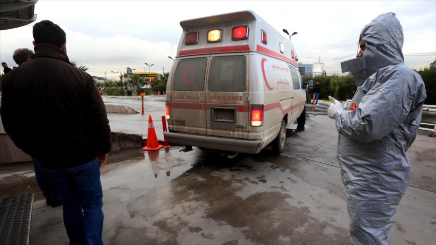 Personal médico recibe a los pacientes a su llegada en ambulancias a un hospital en la ciudad iraquí de Arbil después de un ataque químico, 4 de marzo de 2017.
