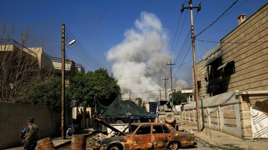 El humo se levanta de un coche bomba que estalló durante una batalla con los terroristas del EIIL (Daesh, en árabe) en la ciudad iraquí de Mosul.